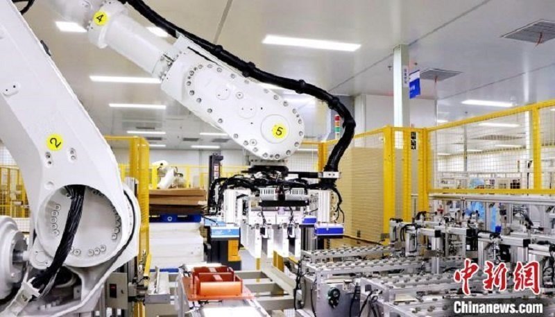 圖為資料圖，海辰儲(chǔ)能自動(dòng)分檔打包機(jī)器人。?曾欣平供圖